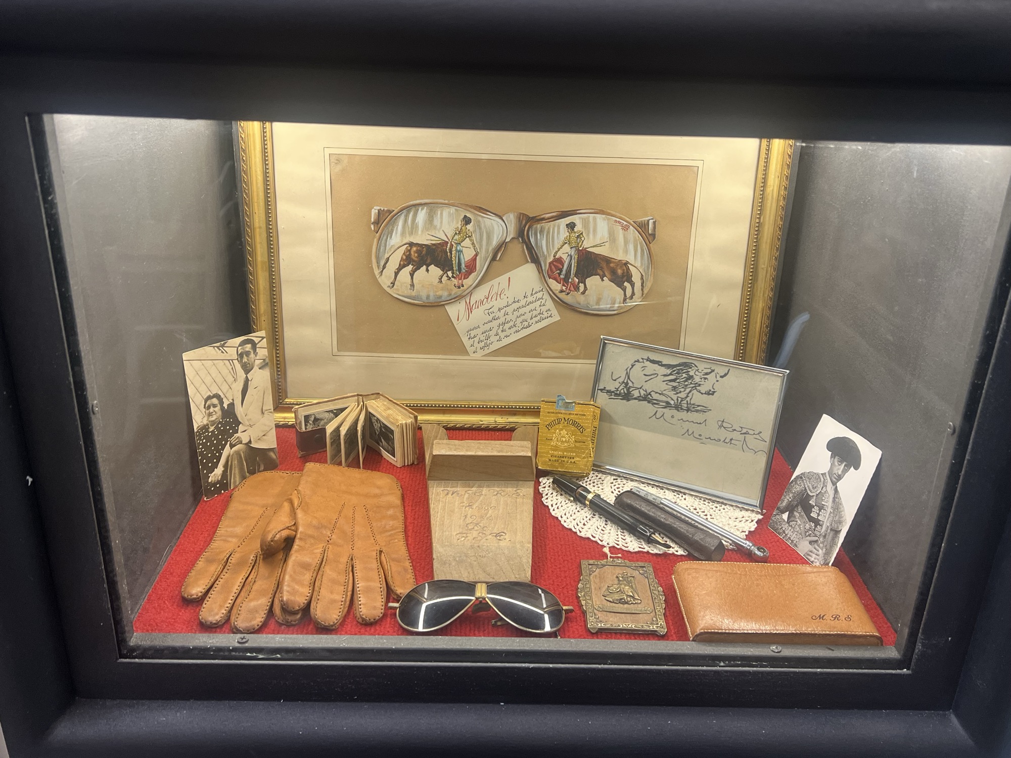 Vitrina objetos personales — guantes, gafas de sol, cartera M.R.S.