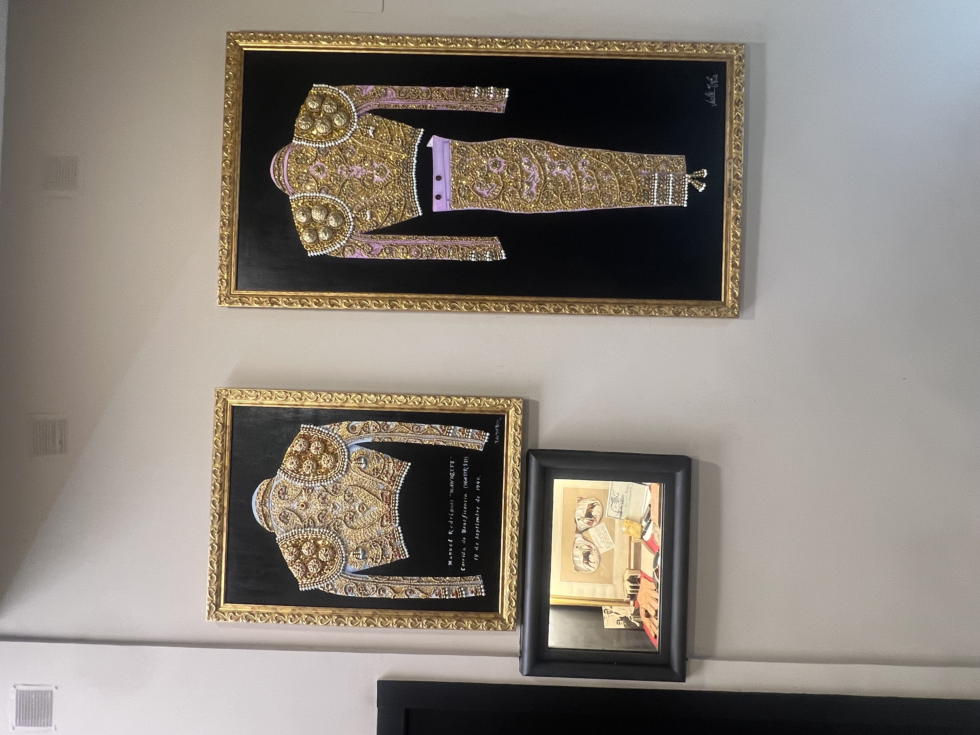 Cuadro del traje de luces de la Alternativa de Manolete — Sevilla 1939