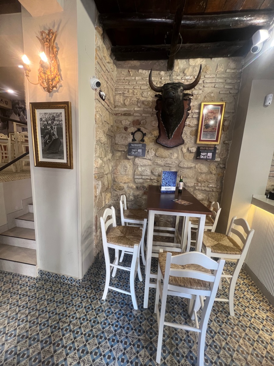 Rincón con cabeza de toro — pared de piedra cordobesa